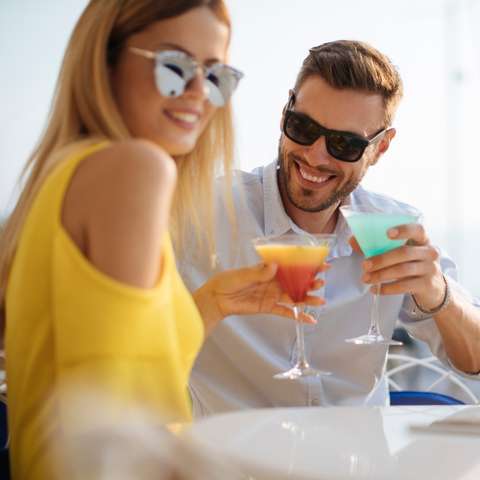 Paar genießt Cocktail