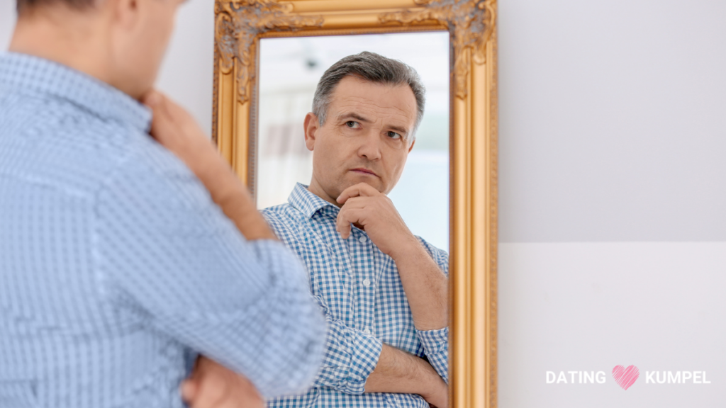 Mann mustert sein Spiegelbild 
